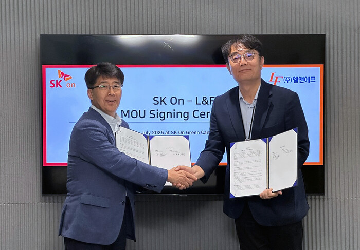 신영기 SK온 구매본부장(왼쪽)과 이병희 엘앤에프 최고운영책임자(COO)가 10일 서울 종로구 SK온 그린캠퍼스에서 북미 지역 LFP 배터리 양극재 공급을 위한 업무협약을 체결한 뒤 악수하고 있다. (사진=SK온 제공)