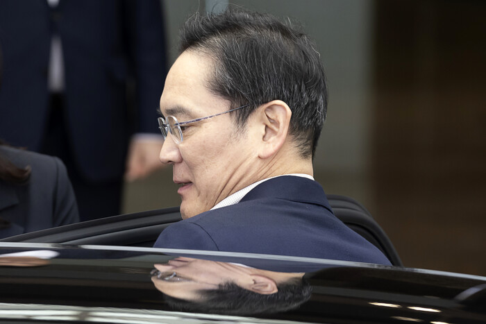 이재용 삼성전자 회장이 지난 4월9일 일본 출장을 마고 서울 강서구 서울김포비즈니스항공센터(SGBAC)로 귀국해 차에 오르고 있다. (사진=연합뉴스)