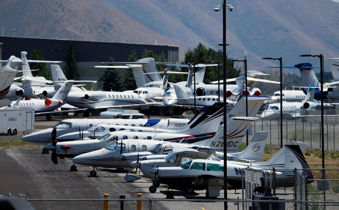 선 밸리 콘퍼런스에 참가한 글로벌 기업 창업자와 최고경영자들이 타고 온 자가용 제트기들이 7월10일 미국 아이다호 선 밸리 프리드먼 메모리얼 공항에 줄지어 세워져 있다. (사진=Getty Images 연합뉴스)