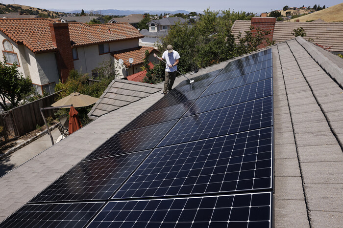 미국 캘리포니아의 한 주민의 지난 15일(현지시각) 자신의 집에 설치한 태양광 패널을 닦고 있다. (사진=EPA 연합뉴스)