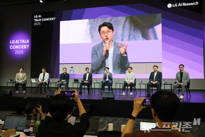 임우형 LG AI연구원 공동 연구원장(왼쪽 다섯째)이 기자들의 질문에 답하고 있다. 이홍락 공동 연구원장(왼쪽 넷째) 등 연구원 주요 간부들이 모두 무대에 올랐다. (사진=이정우)