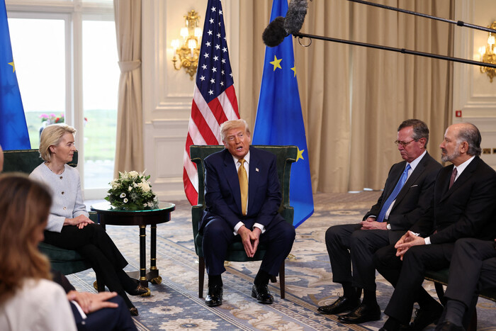 도널드 트럼프 미국 대통령이 27일(현지시각) 영국 스코틀랜드 턴베리에서 우르줄라 폰데어라이엔 EU 집행위원장(맨 왼쪽 옆모습)과 관세 협상을 타결한 뒤 결과를 발표하고 있다. 맨 오른쪽은 하워드 러트닉 상무장관. (사진=REUTERS 연합뉴스)