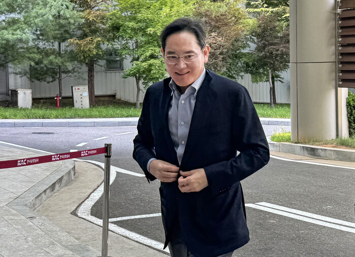 이재용 삼성전자 회장이 29일 오후 서울 강서구 서울김포비즈니스항공센터(SGBAC)를 통해 워싱턴으로 출국하고 있다. (사진=연합뉴스)