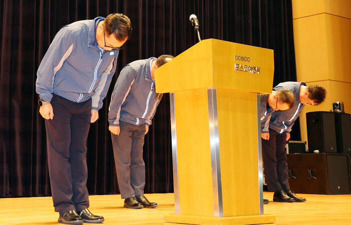 포스코이앤씨 시공 현장에서는 지난 1월 김해 아파트 신축현장 추락사고, 4월 경기도 광명 신안산선 건설현장 붕괴 사고, 대구 주상복합 신축현장 추락사고 등 올해 들어 4차례 중대재해 사고로 4명이 사망했다. 정희민 포스코이앤씨 사장이 29일 인천 송도 본사에서 관계자들과 사과 인사하고 있다. (사진=연합뉴스)