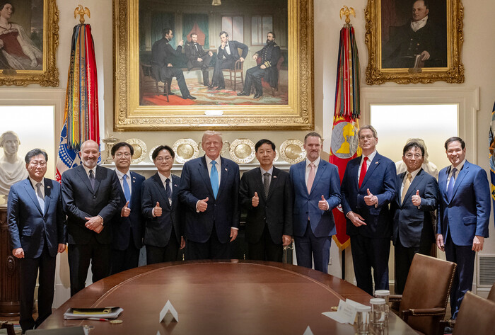 도널드 트럼프 미국 대통령(왼쪽 다섯째)이 30일(현지시각) 워싱턴 백악관 웨스트윙 캐비닛룸에서 구윤철 경제부총리(왼쪽 여섯째), 김정관 산업통상부 장관(왼쪽 넷째) 등 한국 협상단을 만나 함께 엄지손가락을 들어보이고 있다. (사진=백악관 제공)