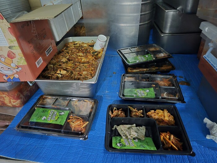 지난 4월 24일ㅡ25일 양일간 충주에서 열린 '제19회충북장애인도민체육대회'때 G업체가 중식으로 납품한 정상적인 도시락의 모습이다. (사진 업체 제공)