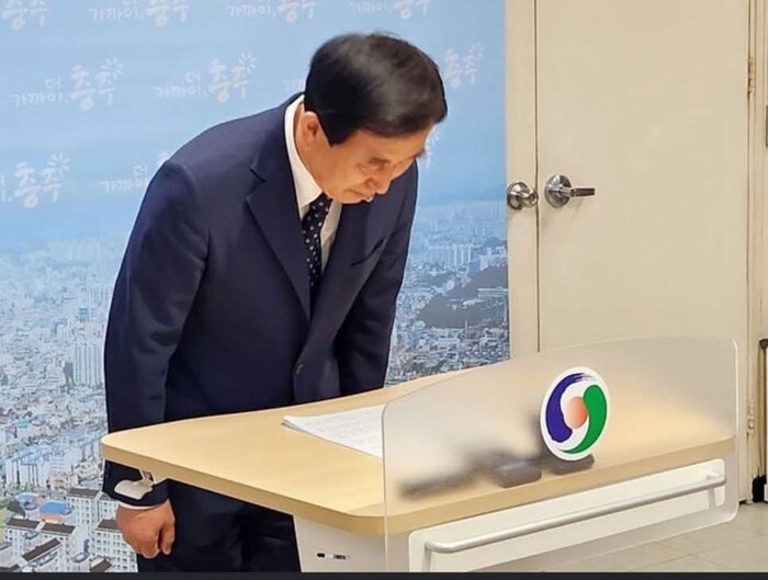 충주시장애인체육회장인 조길형 충주시장이 부실 도시락 파문에 대해 지난 5월 1일 공식사과하는 모습. (사진 충주시청 제공)