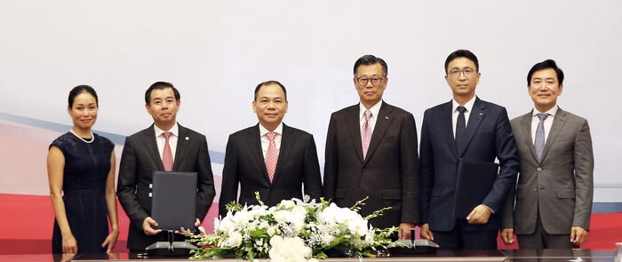 박원철 SK동남아투자법인 대표(오른쪽 둘째)와 응웬 비엣 꽝 빈그룹 부회장 겸 CEO(왼쪽 둘째)가 지난 2019년 5월16일 베트남 하노이 빈그룹 본사에서 전략적 파트너십 협약을 체결한 뒤 관계자들과 기념사진을 찍고 있다. (사진=SK 제공)