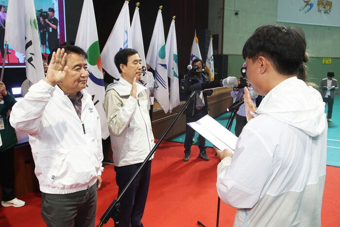 지난 4월 24일 개최된 '제19회 충북장애인 도민체육대회' 개막식때 김영환 충북도지사와조길형 충주시장이 선수단 대표로부터 선서를 받고 있다. (사진 충주시청 제공)