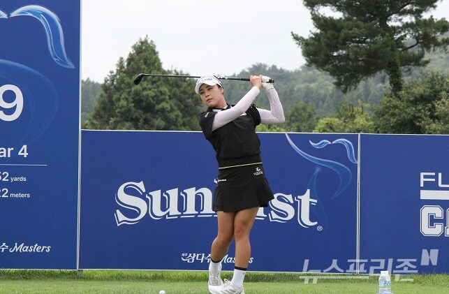 9번홀에서 윤이나가 드라이브 샷하는 모습