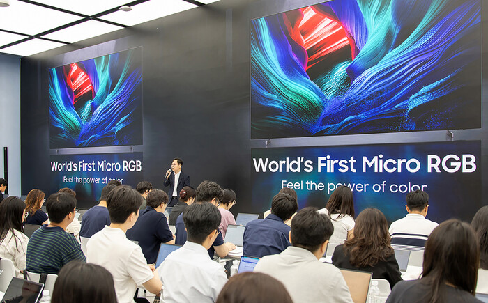 이종포 삼성전자 영상디스플레이사업부 개발팀 상무가 12일 서울 삼성 강남에서 마이크로 RGB TV를 소개하고 있다. (사진=삼성전자 제공)