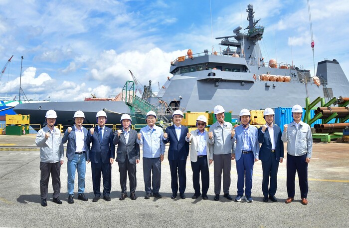 조현 외교부 장관(왼쪽 여섯째)과 조셉 윤 주한미국대사대리(왼쪽 일곱째)가 13일 국회 외교통일위원회 의원들과 울산 HD현대중공업 본사를 방문해 조석 HD현대 부회장(왼쪽 다섯째), 이상균 HD현대중공업 대표(오른쪽 넷째)의 안내로 필리핀서 수주·건조 중인 2400톤급 원해경비함 ‘라자 술라이만함’을 둘러본 뒤 화이팅을 외치고 있다. (사진=HD현대 제공)
