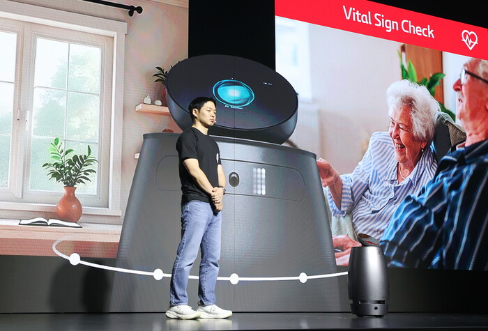 최성환 SK네트웍스 사업총괄 사장이 지난 4월23일 서울 광진구 그랜드워커힐호텔에서 열린 AI 웰니스 로보틱스 브랜드 나무엑스 브랜드 론칭 쇼케이스에서  웰니스 로봇을 공개하고 있다. (사진=연합뉴스)