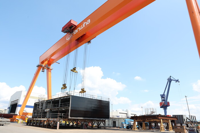 미국 펜실베이니아주 필라델피아 한화 필리조선소에서 지난달 16일(현지시각) 한화필리십야드 골리앗크레인이 대형 블록을 옮기고 있다. (사진=한화오션 제공)