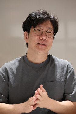 ​성낙호 네이버클라우드 하이퍼스케일 AI 총괄이 지난 14일 경기도 성남시 네이버 본사에서 독자 AI 파운데이션 모델 개발에 대해 말하고 있다. (사진=연합뉴스)​