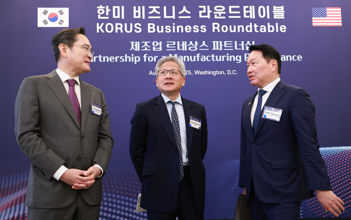 이재용 삼성전자 회장(왼쪽)과 최태원 SK그룹 회장(오른쪽)이 25일(현지시각) 미국 워싱턴DC 윌라드 호텔에서 열린 한미 비즈니스 라운드 테이블에서 젠슨 황 엔비디아 CEO를 사이에 두고 이야기하고 있다. (사진=연합뉴스)