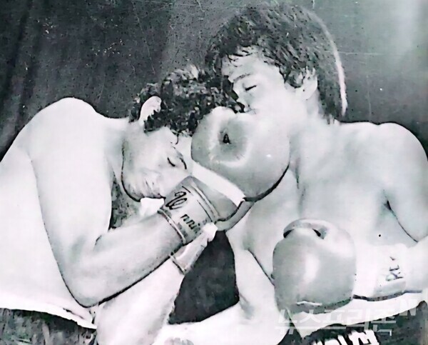 박종팔을 난타하는 백인철(우측)