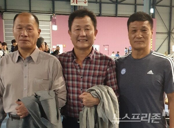백인철(왼쪽부터), 고희룡 전무, 박시헌 감독.