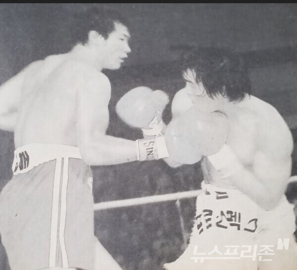 황준석(우측)에게 어퍼컷을 때리는 백인철