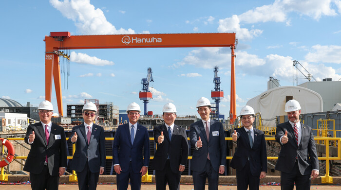 이재명 대통령(가운데)과 김동관 한화그룹 부회장(오른쪽 셋째)이 26일(현지시각) 미국 한화필리조선소에서 열린 ‘스테이트 오브 메인호’ 명명식을 마친 뒤 참석자들과 함께 엄지손가락을 들어보이고 있다. 왼쪽부터 데이비드 김 한화필리조선소 대표, 조현 외교부 장관, 조쉬 샤피로 펜실베니아 주지사, 이 대통령, 김 부회장, 김정관 산업부장관, 토드 영 인디애나주 상원의원. (사진=한화그룹 제공)