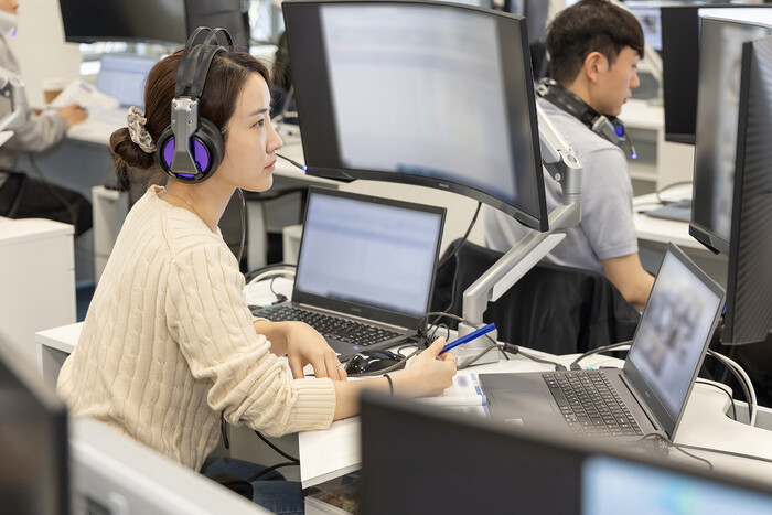 삼성전자 시험 감독관이 지난 4월19일 삼성전자 인재개발원(경기도 용인)에서 상반기 삼성직무적성검사 응시자를 대상으로 예비 소집을 진행하고 있다. (사진=삼성전자 제공)