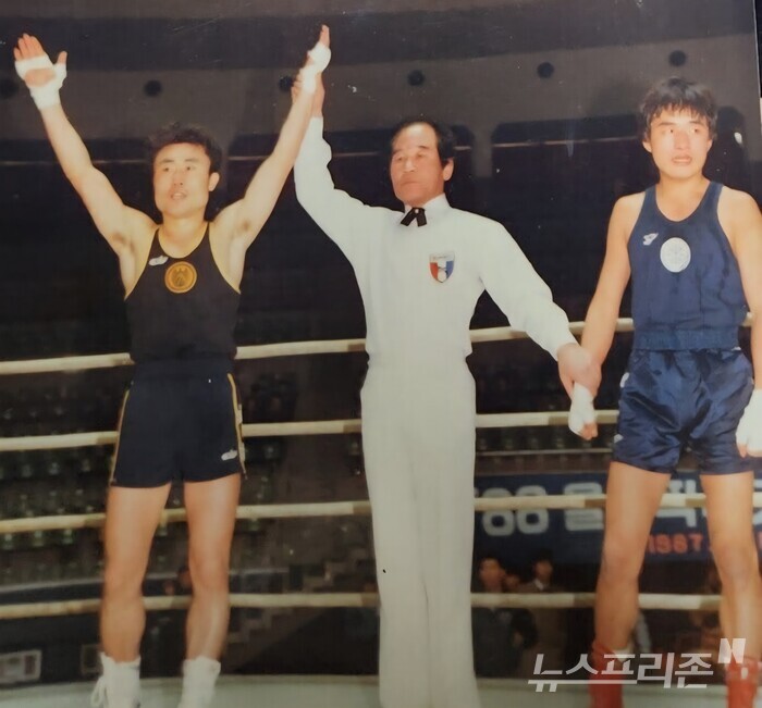 올림픽 2차 선발전에서 변정일을 꺽은 김성길(왼쪽)