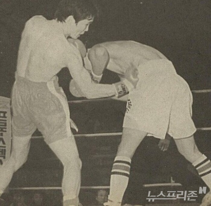 프로 데뷔전을 펼치는 서정수(왼쪽)