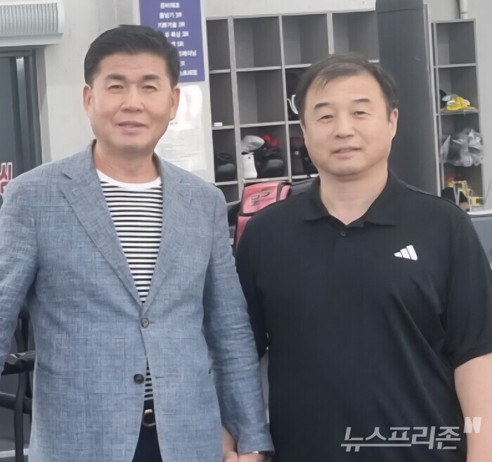 김용관 회장(왼쪽)과 신우영 관장.
