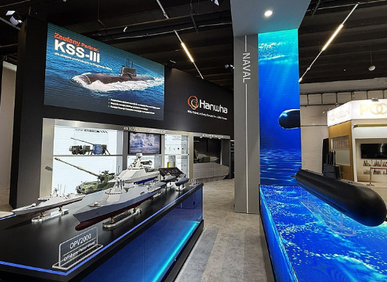 MSPO 2025 전시장에 마련된 한화에어로스페이스, 한화시스템, 한화오션의 통합 부스. (사진=한화)