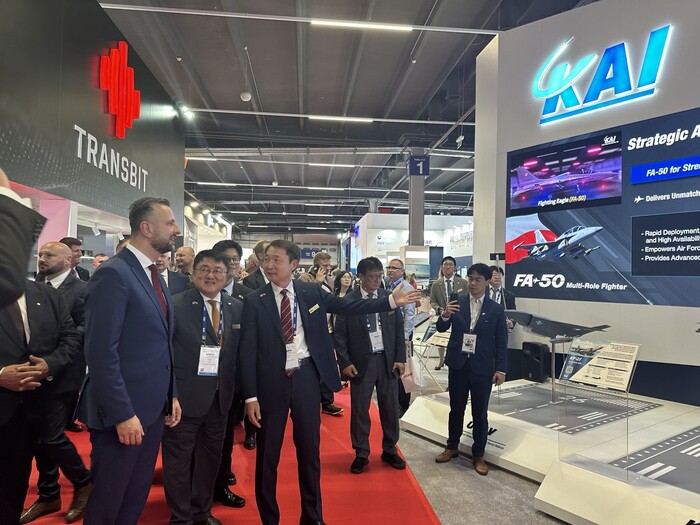 MSPO 2025의 KAI 부스를 방문한 부아디스와프 코시니악-카미슈 폴란드 부총리 겸 국방장관이 차재병 KAI 부사장과 대화를 나누고 있다. (사진=KAI)