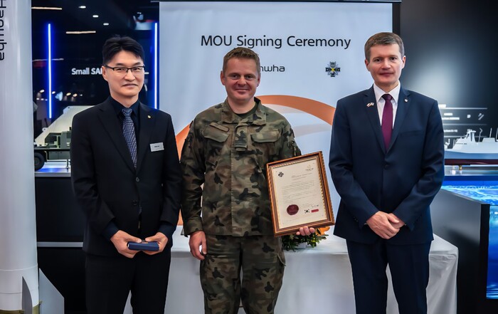 지난 4일(현지시각) 폴란드 국제방위산업 전시회(MSPO)에서 (왼쪽부터)이부환 한화에어로스페이스 PGM사업부장, 파웰 슈베클레이 WITU 소장, 야첵 한화에어로스페이스 유럽법인장이 155mm 탄약 관련 부품 현지 품질인증을 위한 MOU를 체결 후 기념촬영을 하고 있다. (사진=한화에어로스페이스)