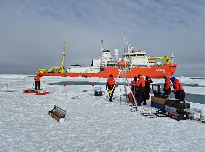 북극 탐사 중인 아라온호. (사진=해양수산부 제공)