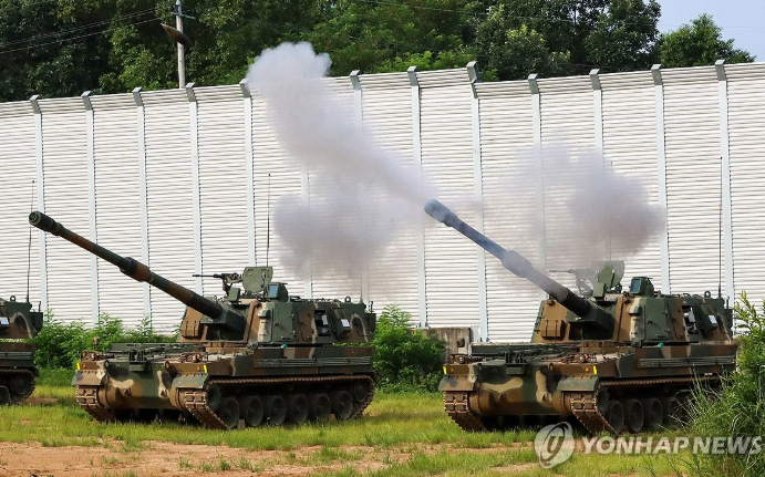 지난 7월 경기 포천시 다락대훈련장에서 열린 포탄 사격 훈련에서 육군 11기동사단 용포여단이 운용하는 K9A1 자주포가 표적을 향해 포탄을 발사하고 있다. (사진=연합뉴스)