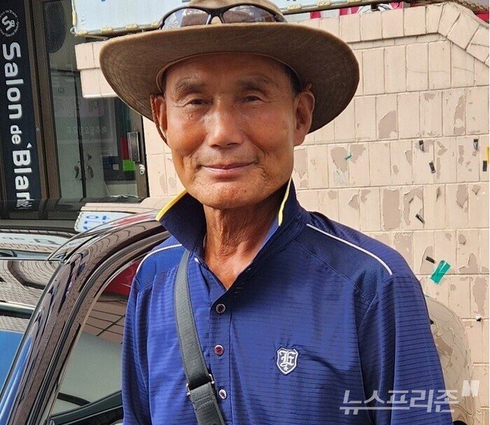 지난주 토요일 체육관을 방문한 서북 스카이 산업 대표 신두홍 회장