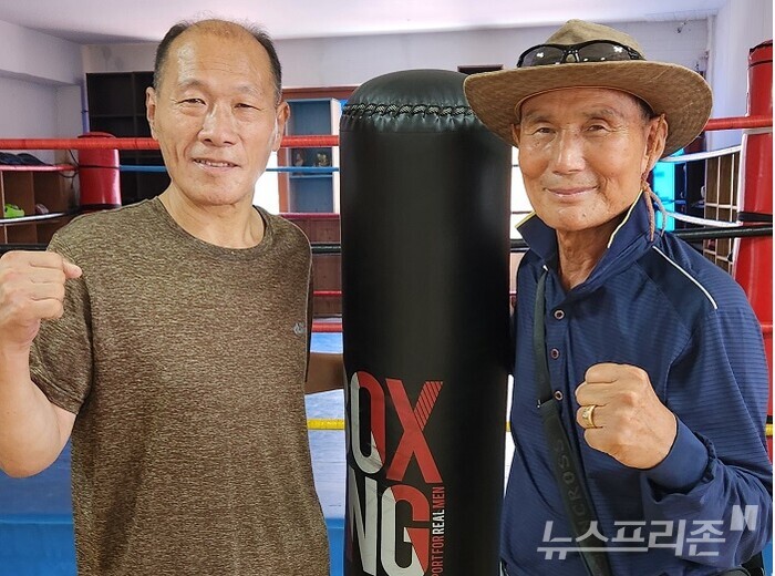 백인철(왼쪽) 챔프와 신두홍 회장