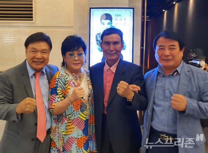 홍수환 부부(왼쪽)와 신두홍 회장 황해남 소장