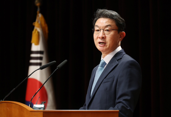 이억원 신임 금융위원장이 15일 정부서울청사 취임식에서 '생산적·소비자 중심·신뢰 금융' 3대 과제를 제시하고 있다. (사진=연합뉴스)