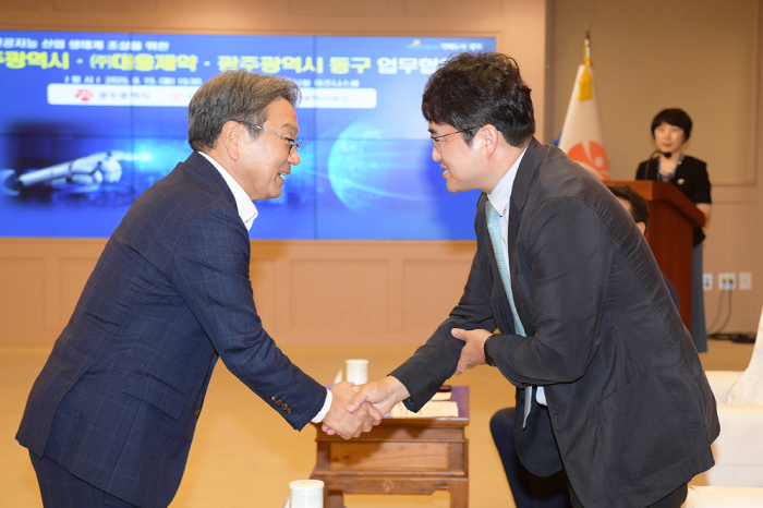 이창재 대웅제약 대표(오른쪽)가 강기정 광주광역시장과 인사를 나누며 광주시 AI 산업 생태계 육성에 힘을 모으기로 했다. (사진=대웅제약)
