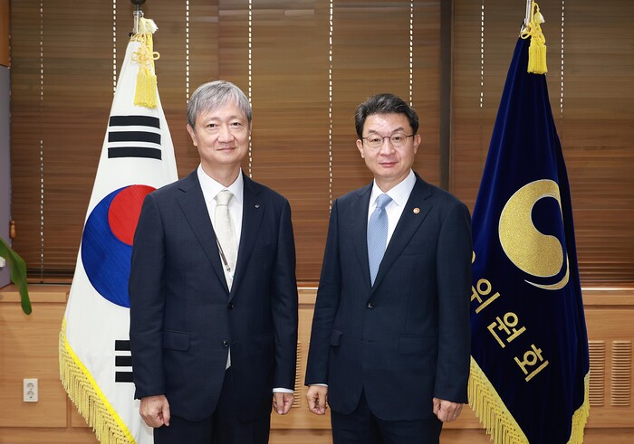 이억원 금융위원장(오른쪽)이 16일 오후 서울 종로구 정부서울청사 금융위원장 접견실에서 이찬진 금융감독원장과 첫 회동을 가졌다.