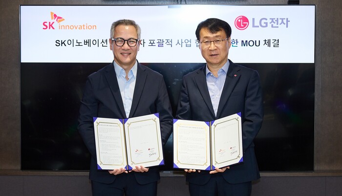 지난 17일 서울 종로구 SK서린빌딩에서 진행된 MOU 체결식에서 김무환 SK이노베이션 에너지설루션 사업단장(왼쪽),과 이재성 LG전자 ES사업본부장이 협약서를 들어보이고 있다. (사진=SK이노베이션 제공) 