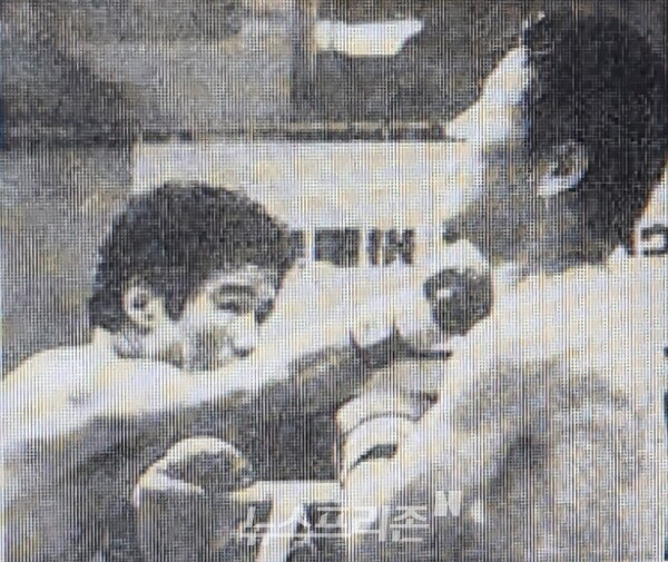 도카시키(왼쪽)에 일격을 당하는 김성남.