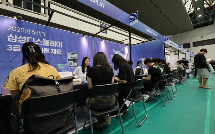 올해 하반기 삼성디스플레이 신입사원 채용 지원자들이 지난 2일 서울대에서 열린 하반기 채용박람회에서 업체 담당자와 상담하고 있다. (사진=연합뉴스)
