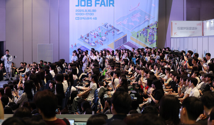 청년 구직자들이 지난 16일 서울 강서구 코엑스 마곡에서 열린 '제8회 항공산업 잡 페어'에서 채용설명을 듣고 있다. (사진=연합뉴스)