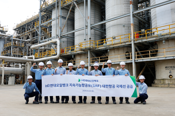 HD현대오일뱅크 관계자들이 22일 SAF를 생산하는 수첨분해공정 앞에서 기념 촬영을 하고 있다. (사진=HD현대오일뱅크 제공) 