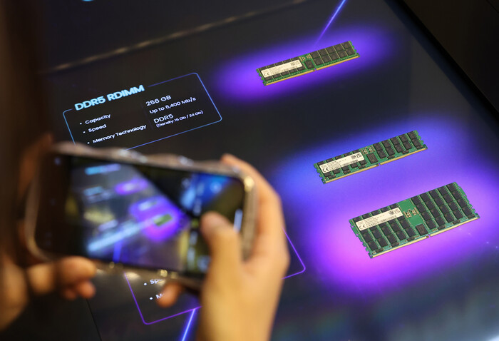 반도체 대전인 'SEDEX' 전시장을 찾은 관람객이 SK하이닉스 부스에 전시된 서버용 디램을 스마트폰으로 사진찍고 있다. (사진=연합뉴스)