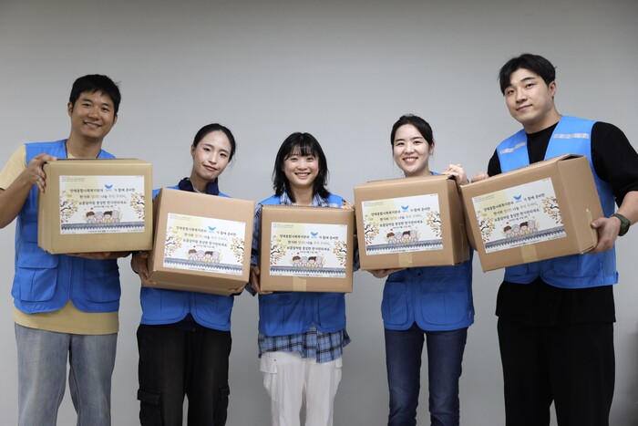 23일 서울 양재동 양재종합사회복지관에서 SPC그룹 임직원들이 취약계층에 전달할 식품 꾸러미를 만드는 추석맞이 봉사활동을 마치고 기념촬영을 하고 있다. (사진=spc)