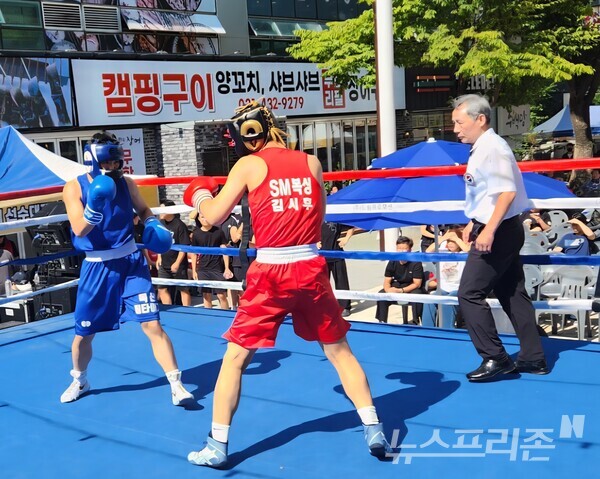 독산타이거 임현우(왼쪽)와 SM복싱 김시후.