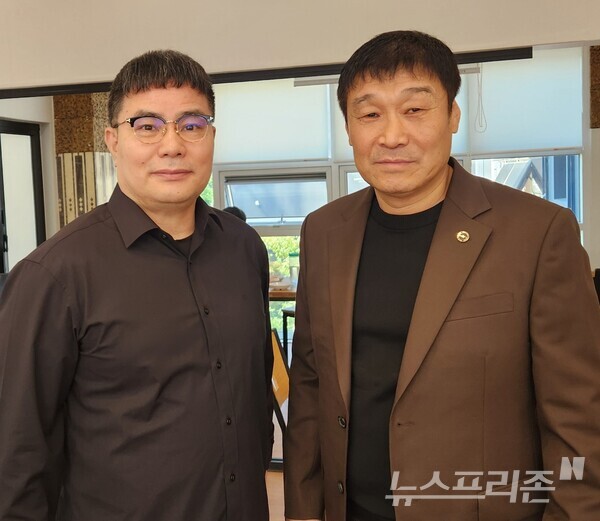 전준상 자문위원(왼쪽)과 송광식 고문.