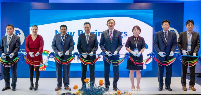 지난 24일(현지시간) 멕시코 멕시코시티 소재 뉴욕 라이프타워에서 진행된 현지법인 멕시코신한은행 확장이전 기념식에서 서승현 신한은행 글로벌사업그룹장(오른쪽 네번째), 씨로 안토니오 쎄레세도 바티스타 멕시코 금융감독원국장(오른쪽 다섯번째), 이상희 주멕시코대사관 총영사(오른쪽 세번째)가 행사 참석자들과 함께 테이프 커팅을 하고 있다. (사진=신한은행)