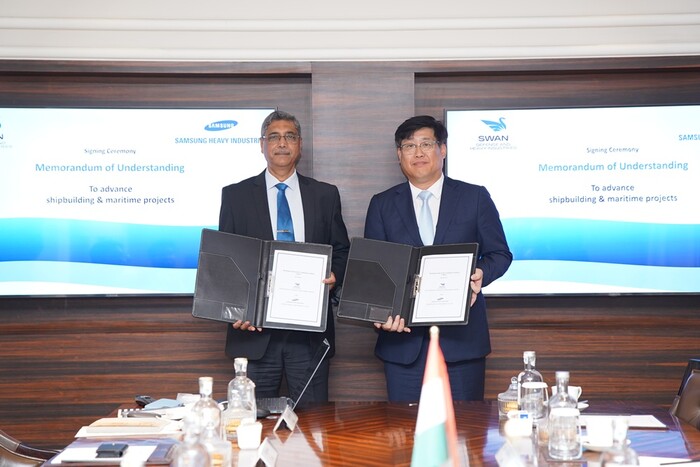 남궁금성 삼성중공업 생산지원본부장(오른쪽)과 비핀 쿠마 삭세나 인도 스완 조선소 CEO가 최근 열린 MOU 체결식에서 기념 사진을 촬영하고 있다. (사진=삼성중공업 제공)